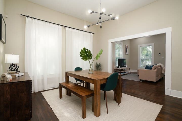 Amazing Fully Fenced Home Only 5 Mins From Downtown photo 4