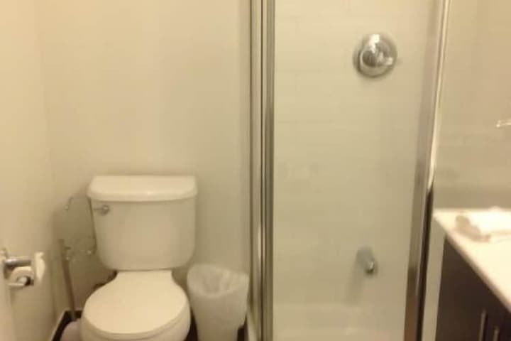 Square One Luxury Furnished Suite photo 4