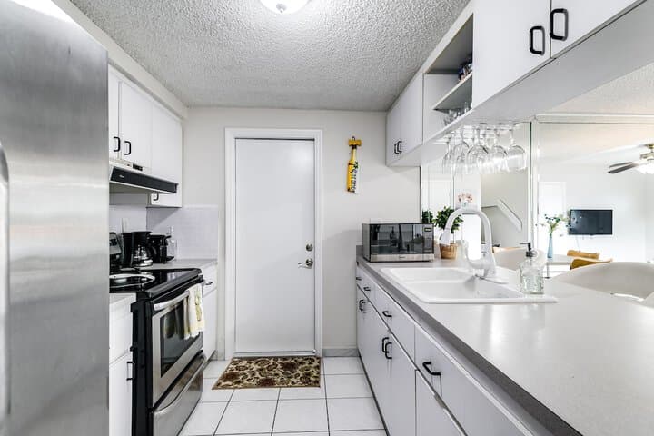 2 Bed2 Bath House with Backyard Jacuzzi photo 3
