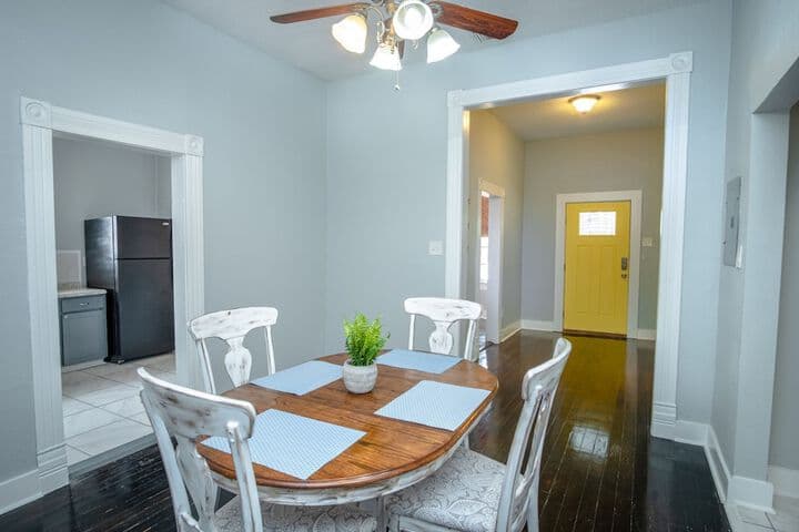 Stunning 2br / 1ba Historic Pad Few Steps Downtown photo 4