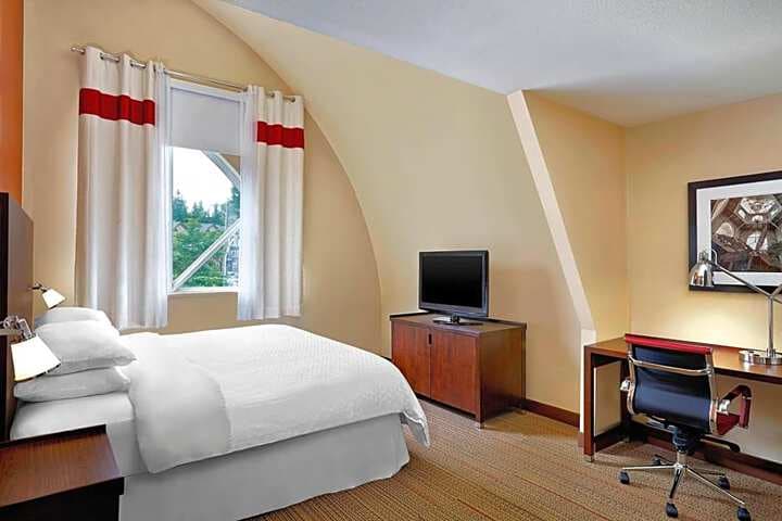 Four Points by Sheraton Surrey photo 2