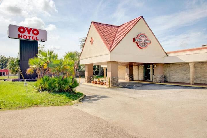 OYO Hotel Dundee by Crystal Lake photo 1