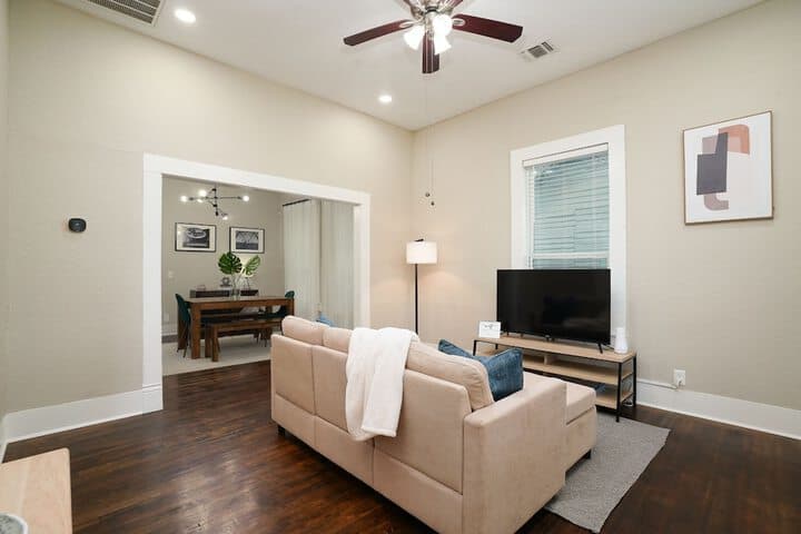 Amazing Fully Fenced Home Only 5 Mins From Downtown photo 2