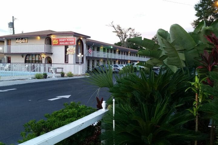 Maple Leaf Inn & Suites photo 5