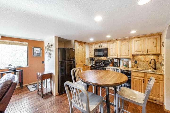 Red Pine Condominiums photo 5