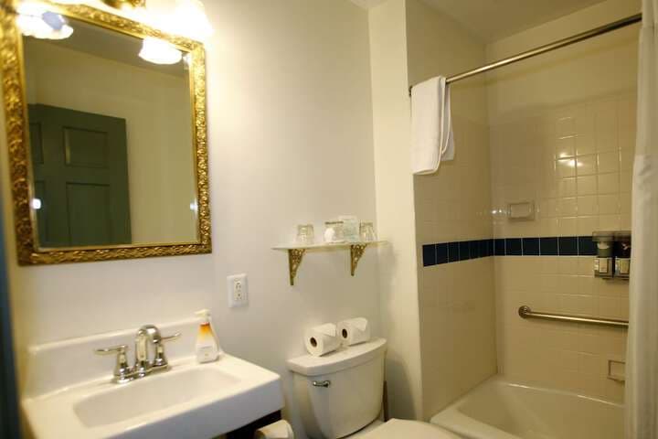 Parsonage Inn photo 2