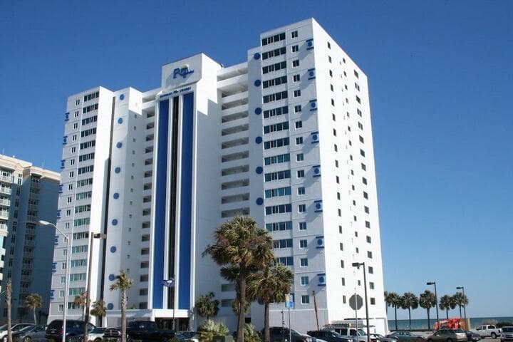 Club Regency in Regency Towers photo 3