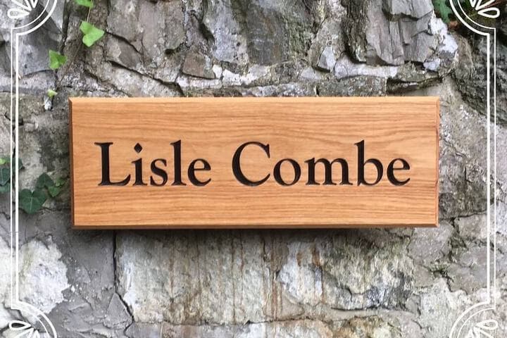 Lisle Combe photo 3