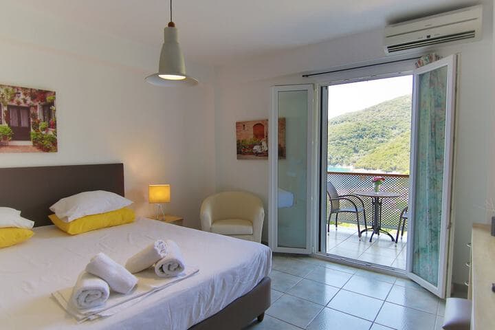 Mikros Gialos destination view