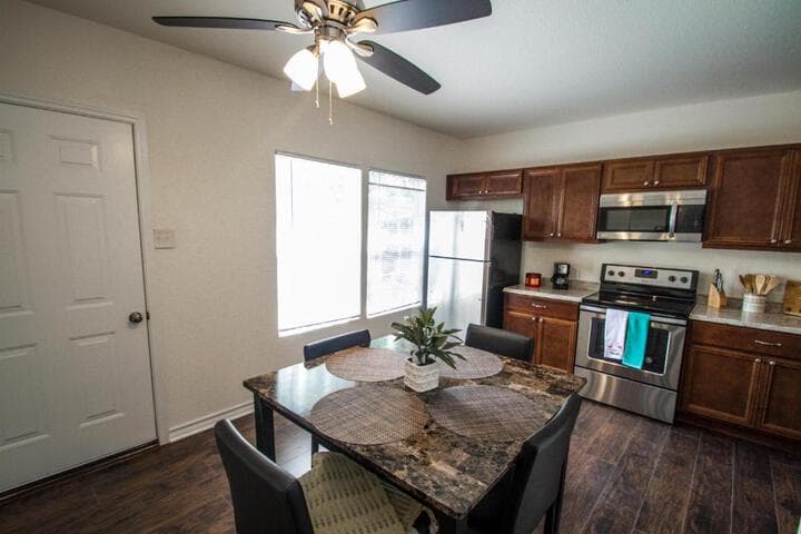 Hays St. Cozy Remodeled 2BR / 2BA house sleeps 8 photo 4