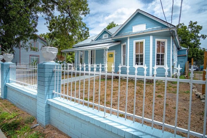 Stunning 2br / 1ba Historic Pad Few Steps Downtown photo 3