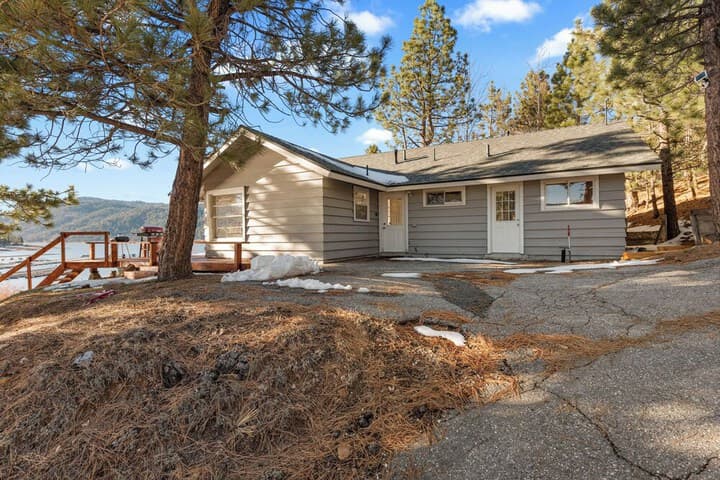 Lakefront Retreat photo 3