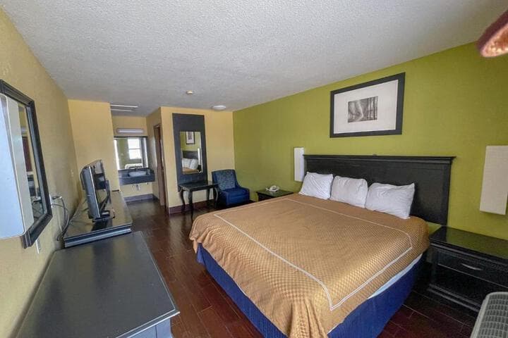 Deluxe Inn & Suites photo 2