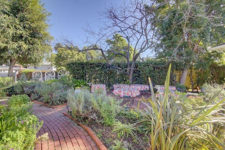 Secret Garden Inn&Cottages photo 3
