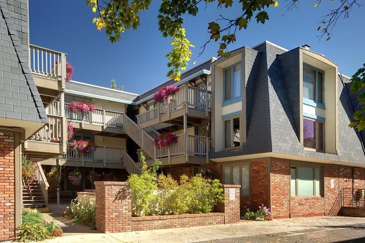 Chateau Chaumont & Dumont Condominiums by Frias photo 3