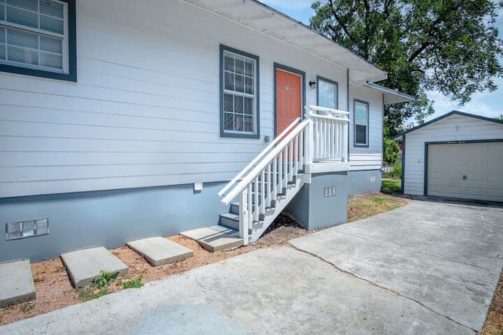 Downtown Remodeled Cozy 2br / 1ba Home Sleeps 8 photo 4