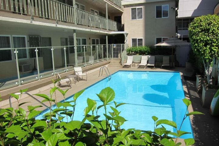 Hollywood Orchid Suites photo 4