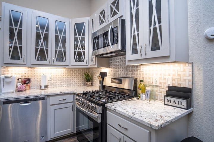 Brand NEW Large Impressive House Near Downtown! photo 5