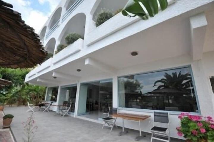 Triton Hotel & Bungalows photo 2
