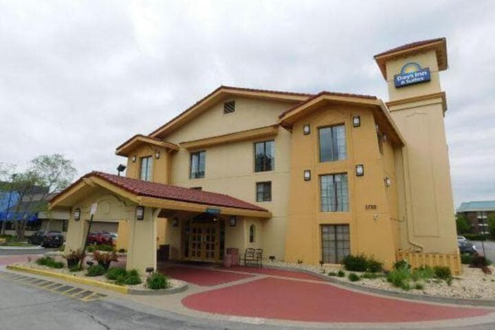 Days Inn & Suites by Wyndham Schaumburg photo 2
