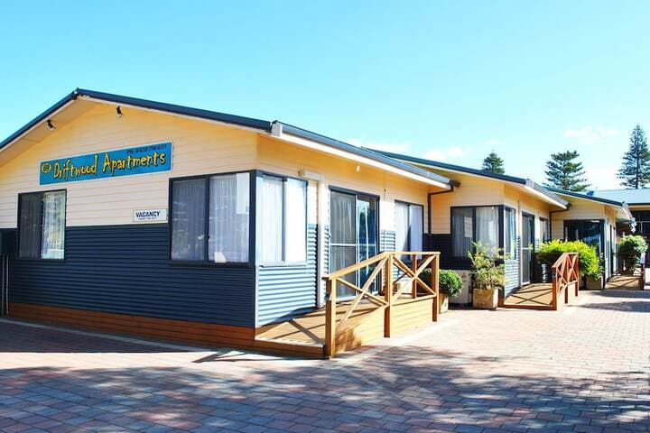 Driftwood Apartments photo 3