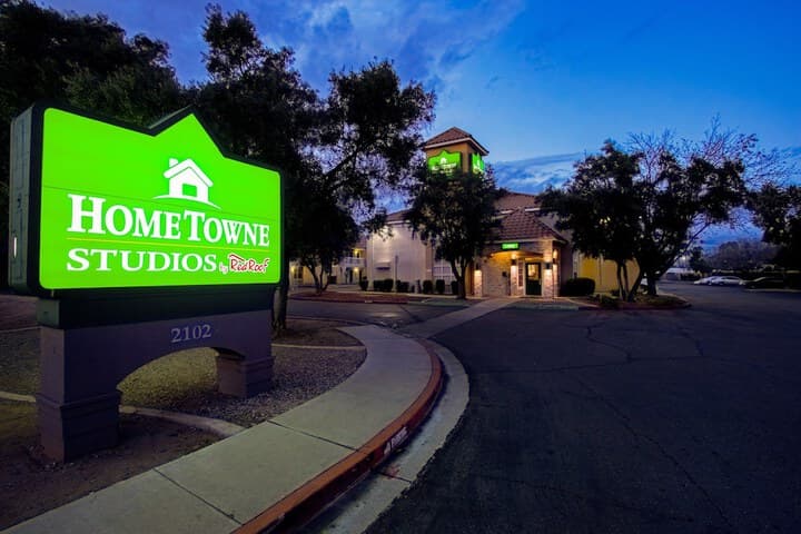 HomeTowne Studios by Red Roof Phoenix Dunlap Ave photo 3
