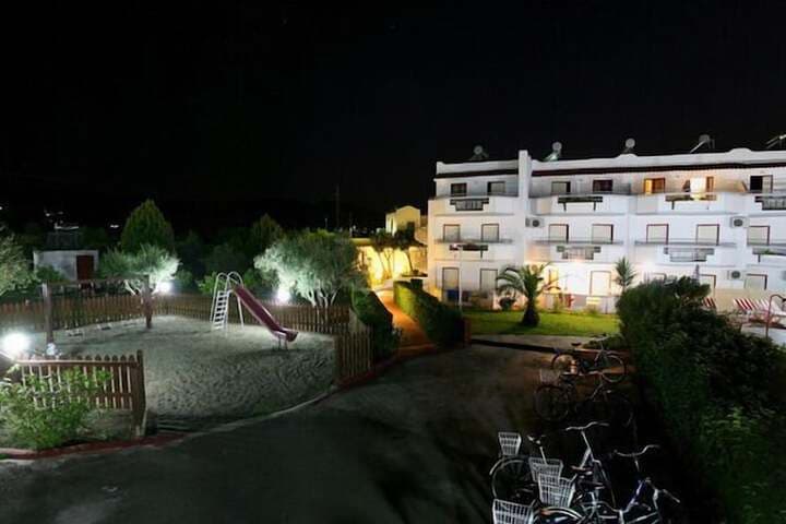 Sandys Studios Apartments & Log Villas photo 4