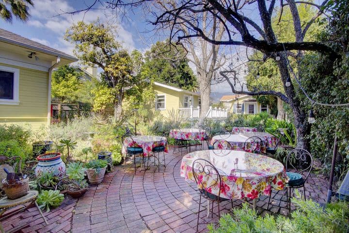 Secret Garden Inn&Cottages photo 2
