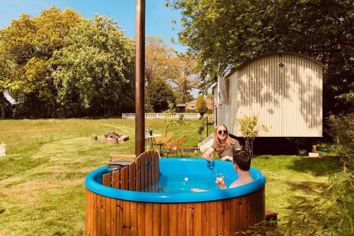 Somerleyton Meadows The Hideaway Hut & Hot Tub photo 2