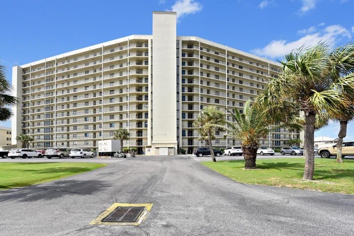 Commodore Resort by Book That Condo photo 4