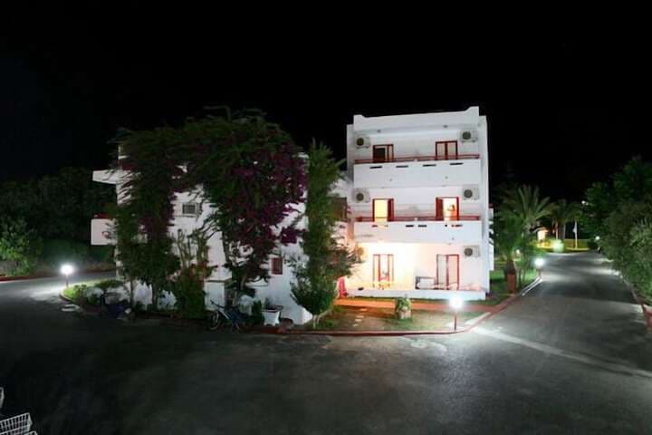 Sandys Studios Apartments & Log Villas photo 3