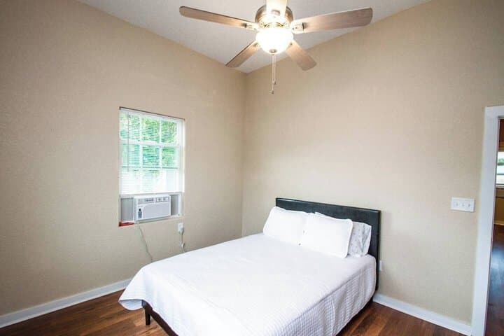 3br / 2ba Remodeled Apartment Near Downtown photo 4
