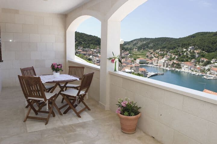 Apartments Pucisca photo 2