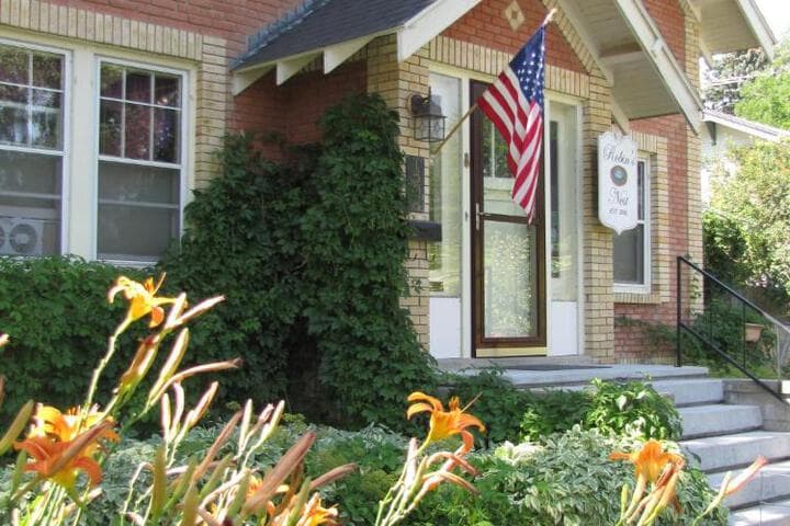 Robins Nest Bed & Breakfast photo 2
