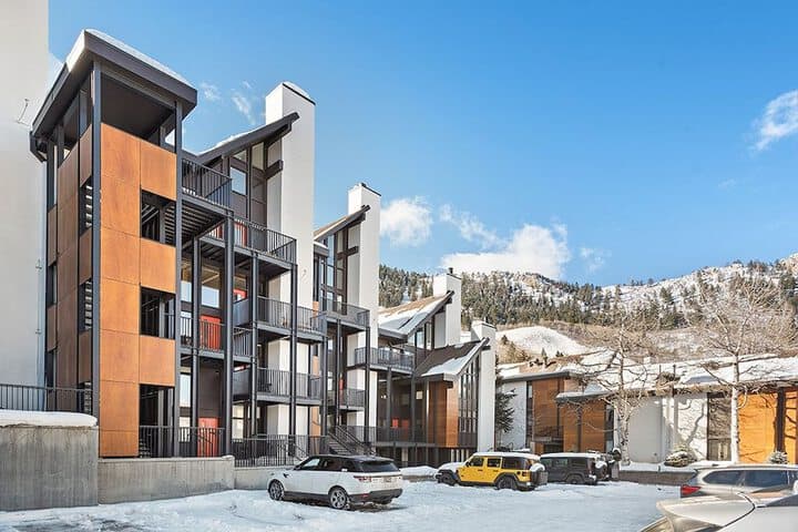 Fifth Avenue Condominiums by Frias photo 2