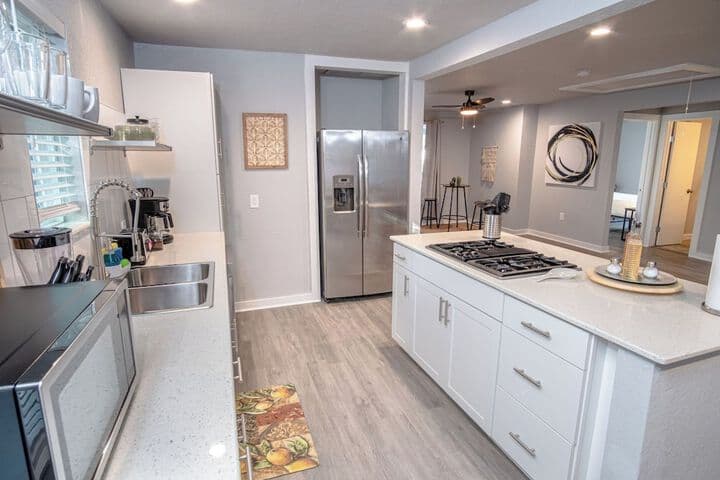 Stylish 4 Br / 2ba Renovated Home Near Downtown photo 5