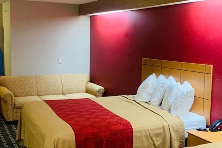Econo Lodge Inn & Suites photo 2