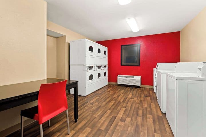 Suburban Studios Columbus Bradley Park photo 5