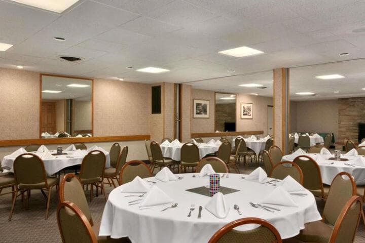 Days Inn & Suites by Wyndham Rhinelander photo 2