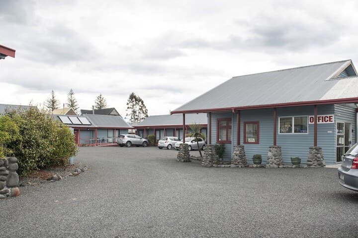 Adventure Lodge & Motel photo 2