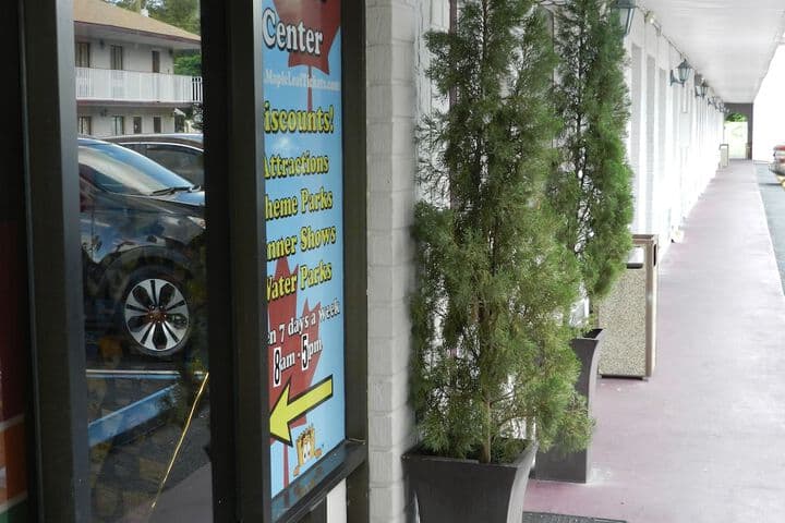 Maple Leaf Inn & Suites photo 3