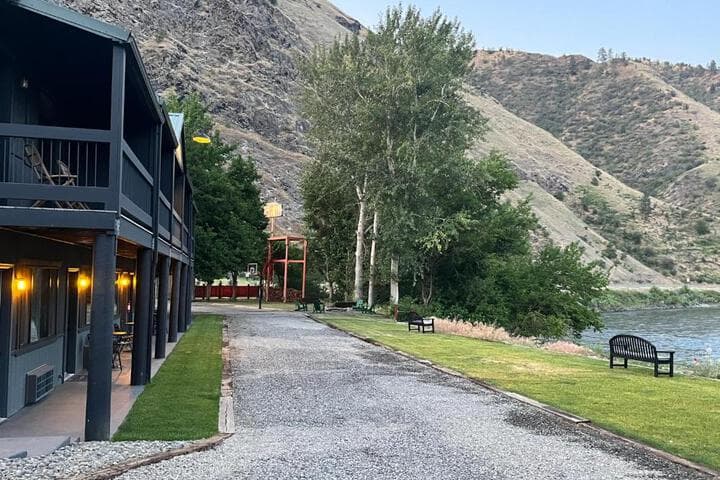 Steelhead Lodge photo 1