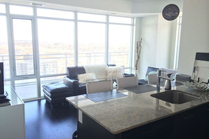 Square One Luxury Furnished Suite photo 3