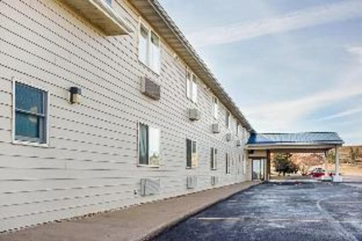 OYO Hotel Shelby Mt. Hwy 2 & I-15 photo 5