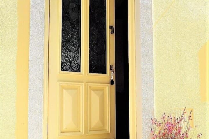 Yellow House photo 2