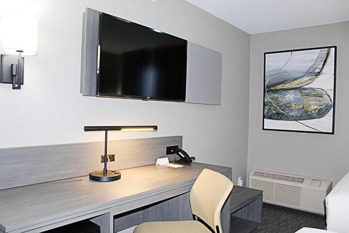 Days Inn by Wyndham Stony Plain photo 4
