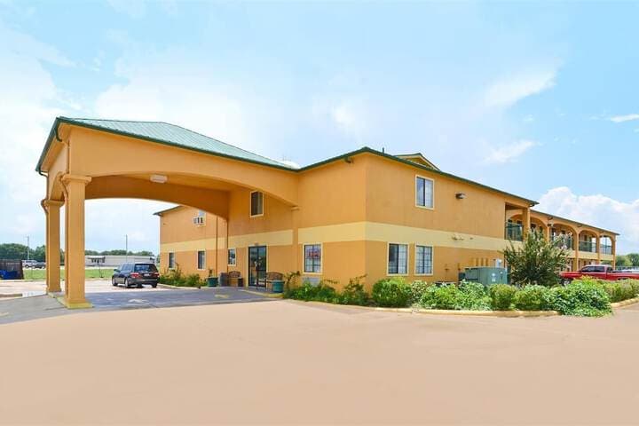 Pine Point Inn & Suites photo 1