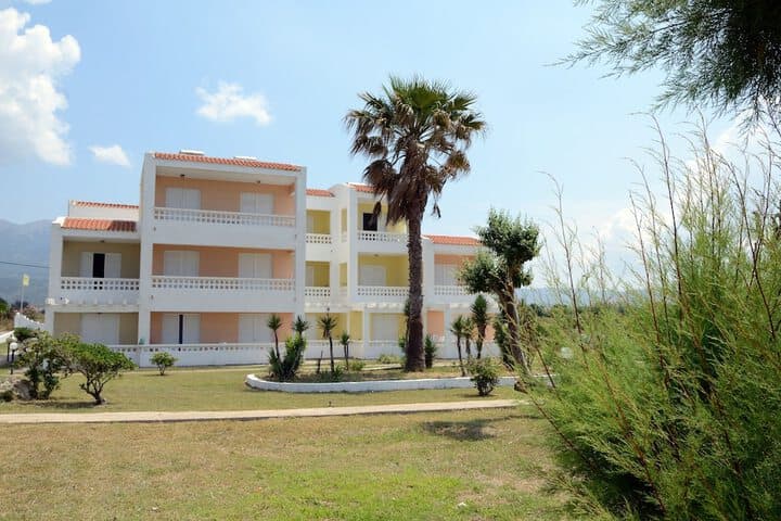 Byron Apartments photo 2