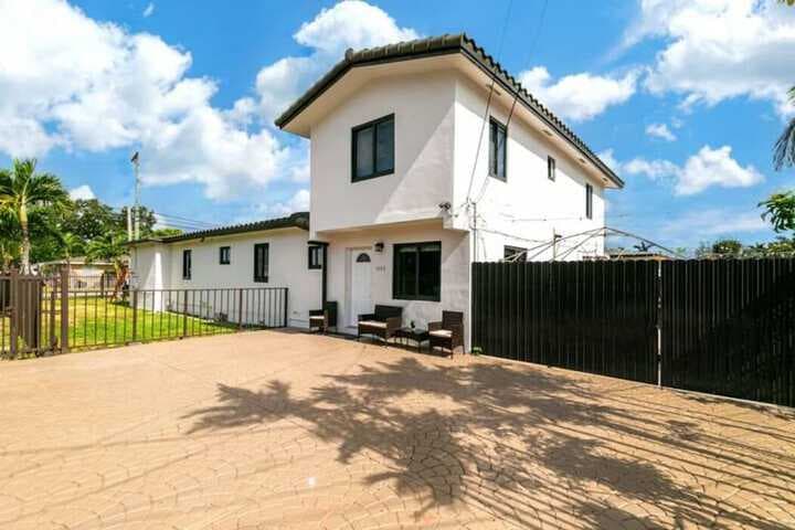 2 Bed2 Bath House with Backyard Jacuzzi photo 4