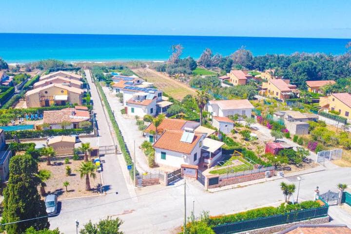 Case Vacanze Mare Nostrum Villas in front of the Beach with Pool photo 2